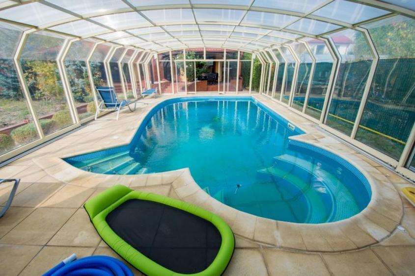 Casă individuală cu 4 camere cu Piscina în Bucov