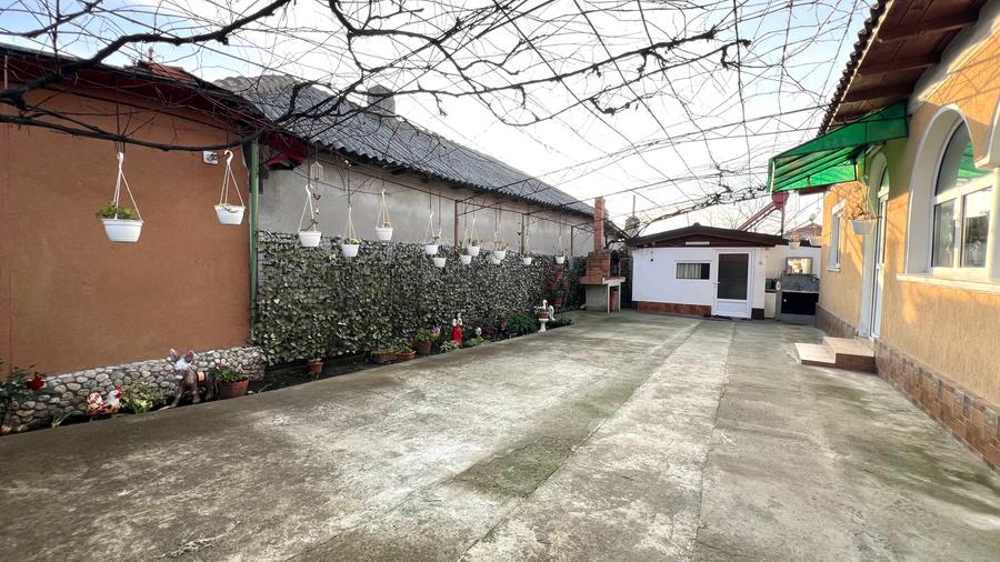 Casă cu 9 camere cu Garaj în Tuzla