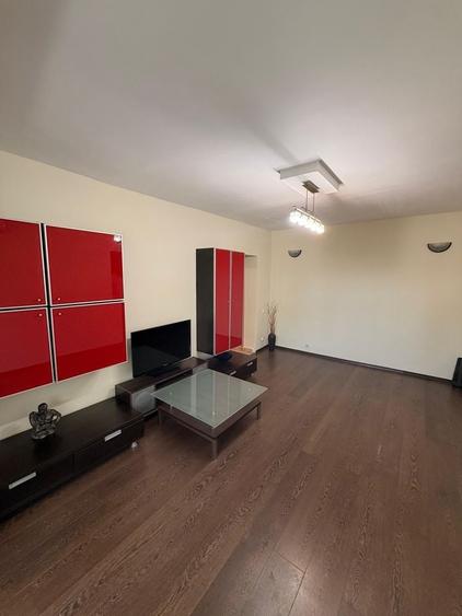 Apartament cu 3 camere semidecomandat în Rogerius