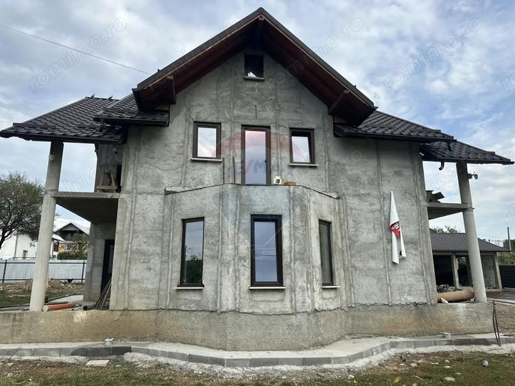 Casă cu 5 camere cu Teren 1200 Mp în Rediu