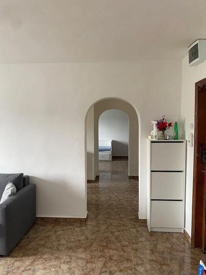 Apartament cu 4 camere semidecomandat în Timpuri Noi