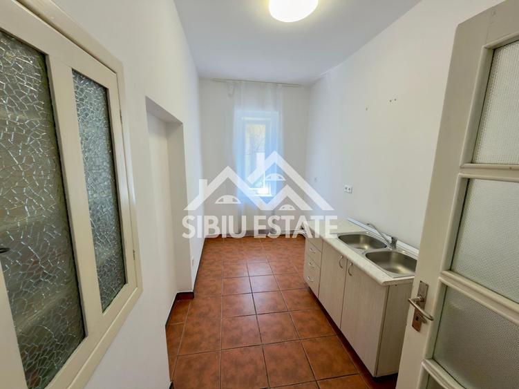 Duplex cu 12 camere cu Canalizare în Central