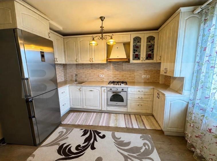 Apartament cu 4 camere decomandat, mobilat în Tudor