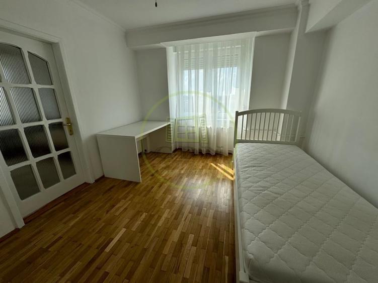 Apartament cu 4 camere decomandat, mobilat în Central