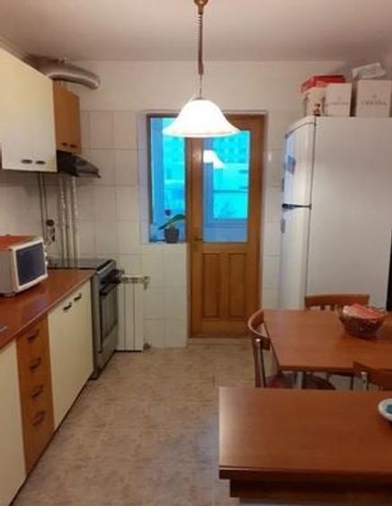 Apartament cu 3 camere semidecomandat în Iancului