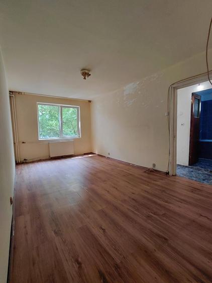 Apartament cu 4 camere decomandat în Rahova
