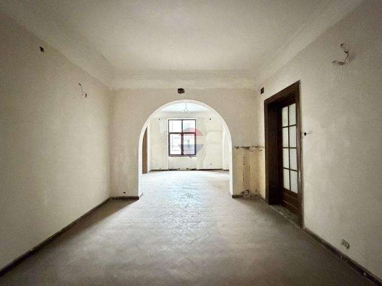 Apartament cu 3 camere semidecomandat în P-ța Romană