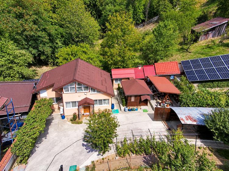 Casă individuală cu 3 camere cu Canalizare în Vlădești