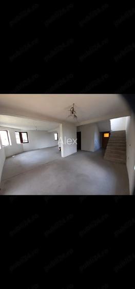 Vand casa 5 camere langa Primarie cu teren de 1000m