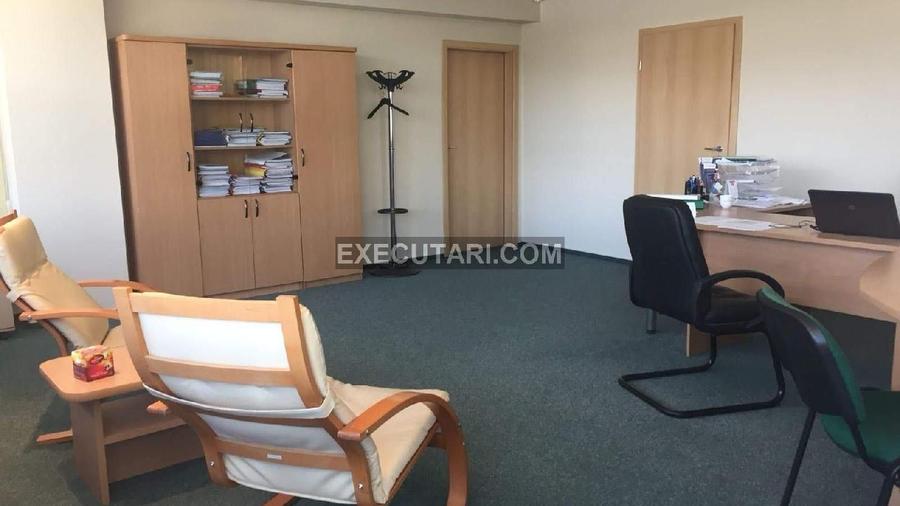 Spațiu comercial, de 800 mp, în Central