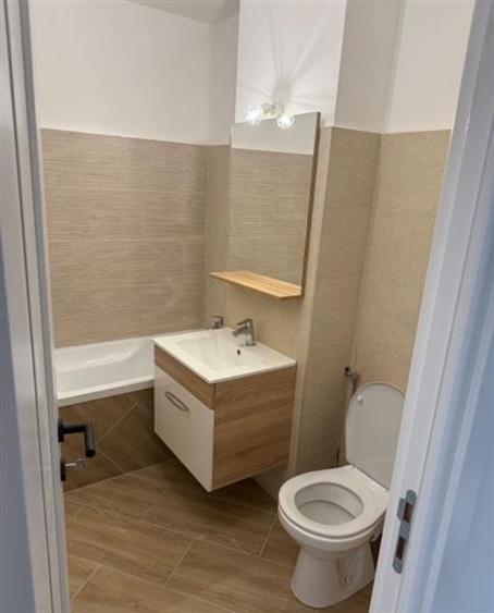 Apartament cu 3 camere decomandat în Tractorul