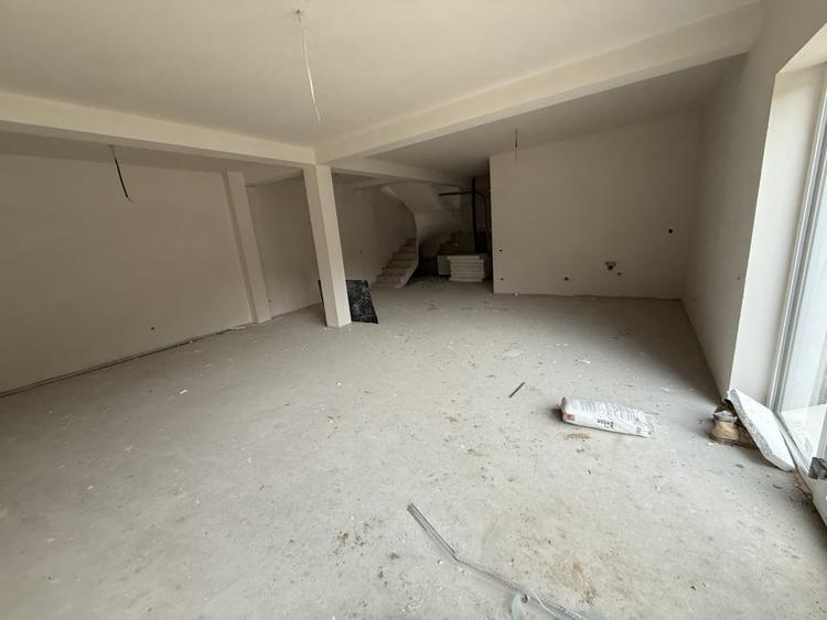 Duplex cu 4 camere cu Canalizare în Florești
