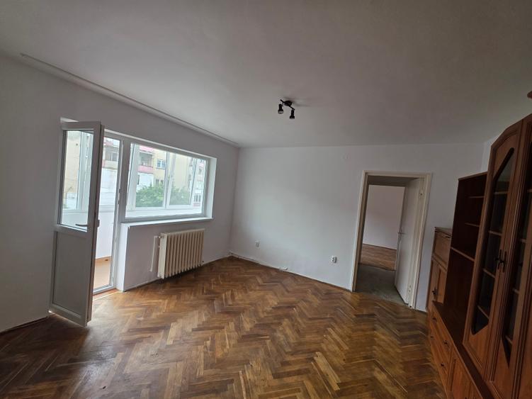 Apartament cu 2 camere semidecomandat în Gojdu