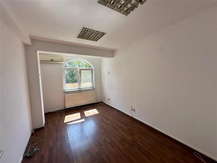 Birou, de 88 mp, în Central