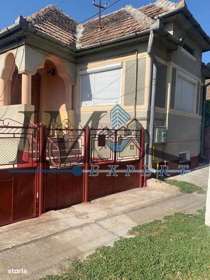 Casă cu 3 camere cu Teren 1200 Mp în Central