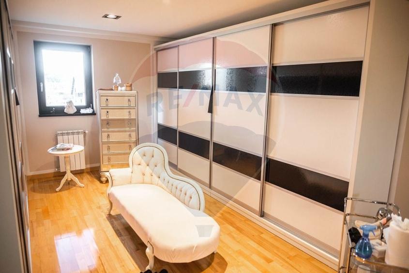 Casă individuală cu 6 camere cu Teren 2000 Mp în Șcheia
