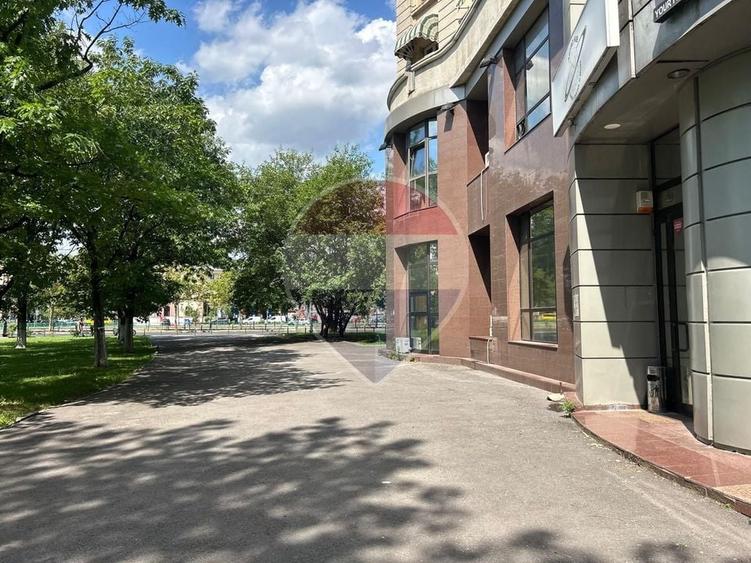 Spațiu comercial, de 362 mp, în Periferie
