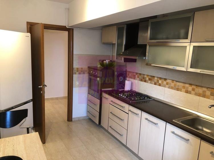 Apartament cu 3 camere decomandat, mobilat în P-ța Alba Iulia