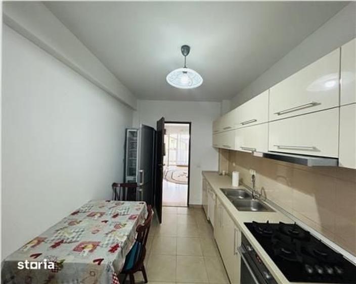 Apartament cu 3 camere semidecomandat în Tineretului