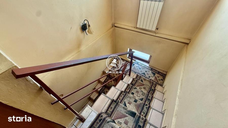 Casă cu 8 camere cu Teren 250 Mp în Păcurari