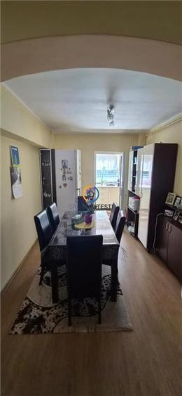 Apartament cu 3 camere decomandat în Prundu