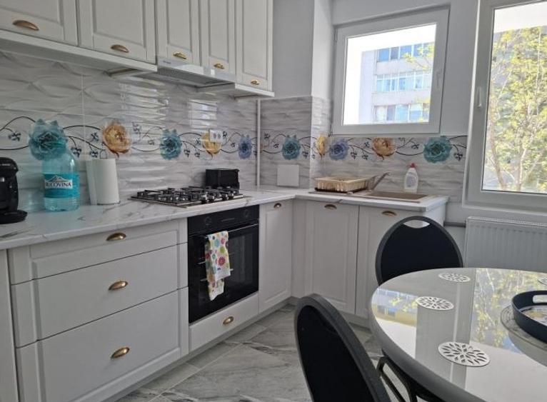 Apartament cu 3 camere semidecomandat , zona Centrala - 4