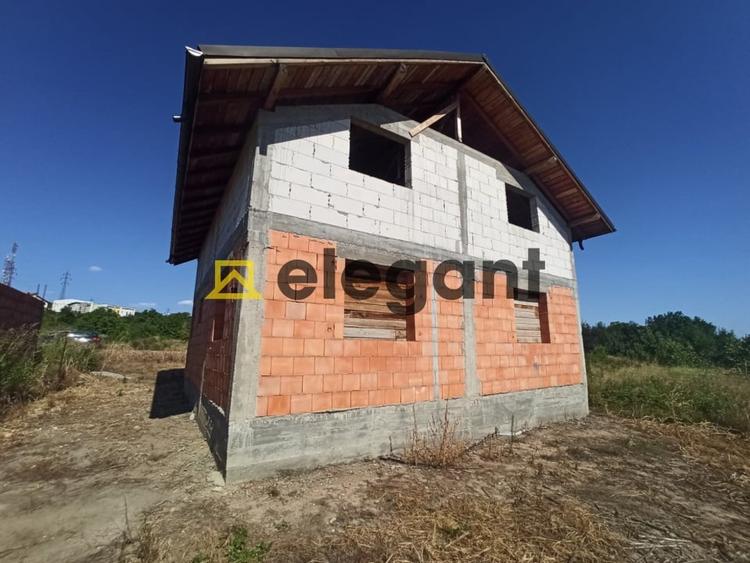 Casă individuală cu 5 camere cu Teren 400 Mp în Periferie