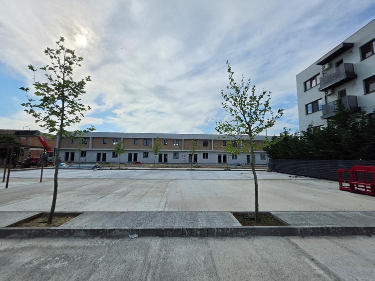 Apartament cu 3 camere semidecomandat în Giurgiului