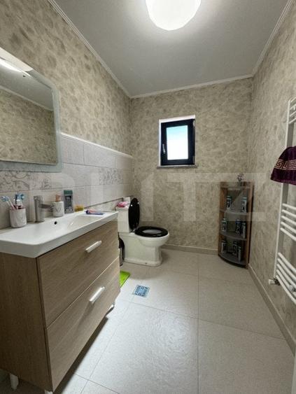 Casă individuală cu 4 camere cu Canalizare în Preajba