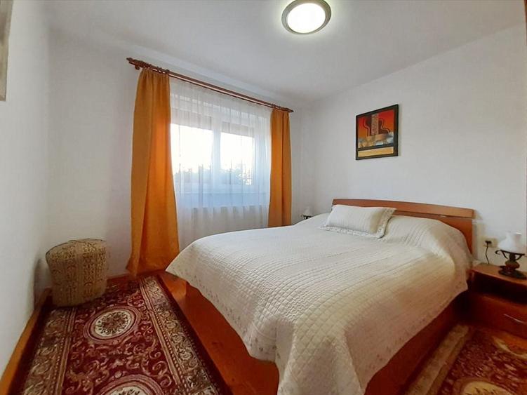 Casă individuală cu 5 camere decomandat cu Canalizare în Brașovul Vechi