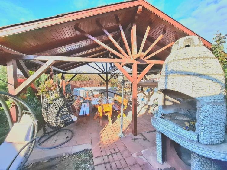 Casă individuală cu 5 camere cu Teren 750 Mp în Central