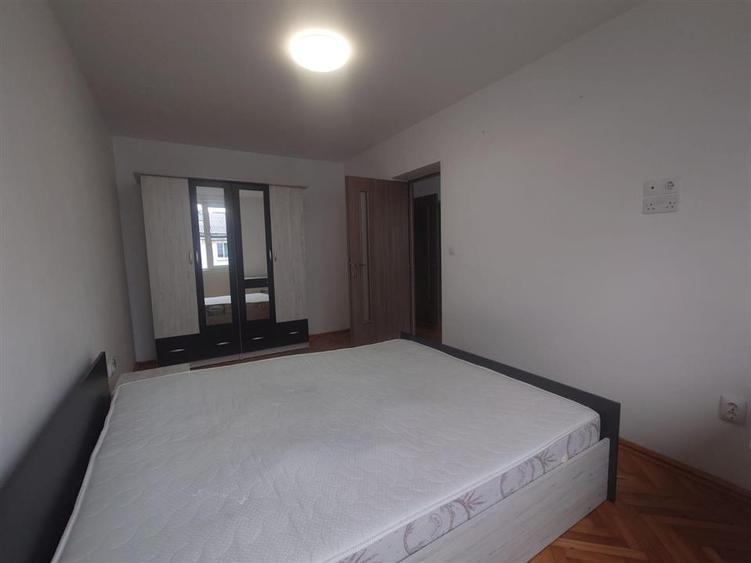 Apartament cu 3 camere decomandat, mobilat în Central