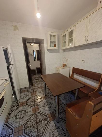 Apartament cu 2 camere semidecomandat, mobilat în Rovine