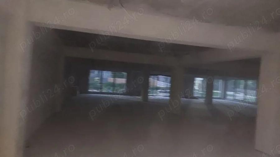 Spațiu comercial, de 1,000 mp, în Central