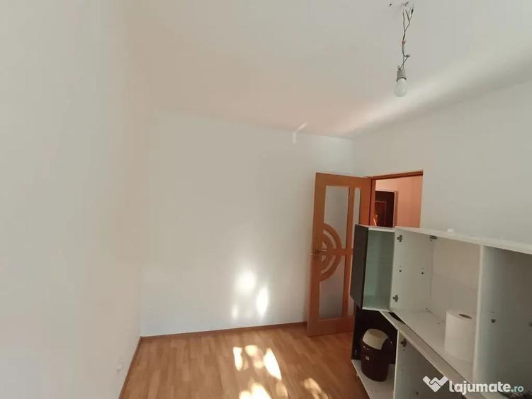 Apartament cu 3 camere semidecomandat în Micro 17