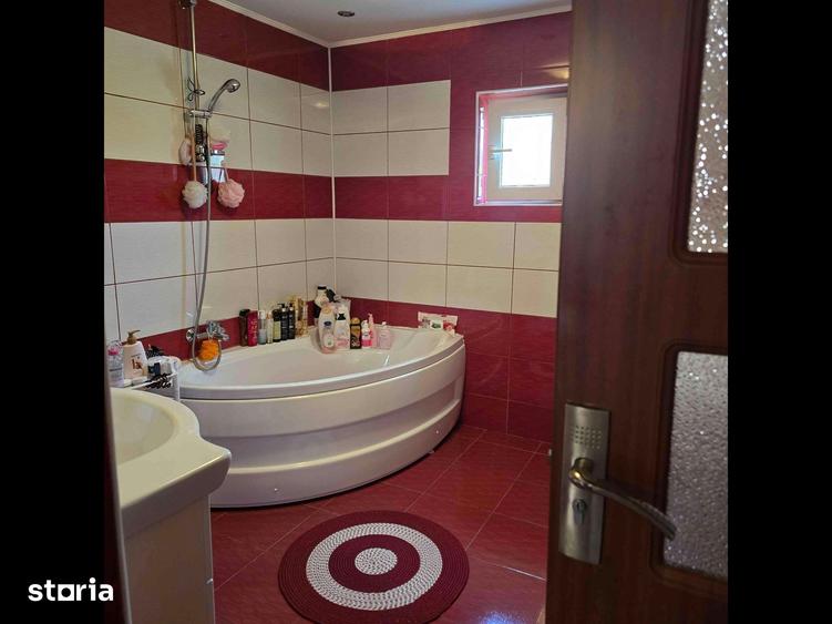 Casă cu 6 camere cu Teren 2730 Mp în Central