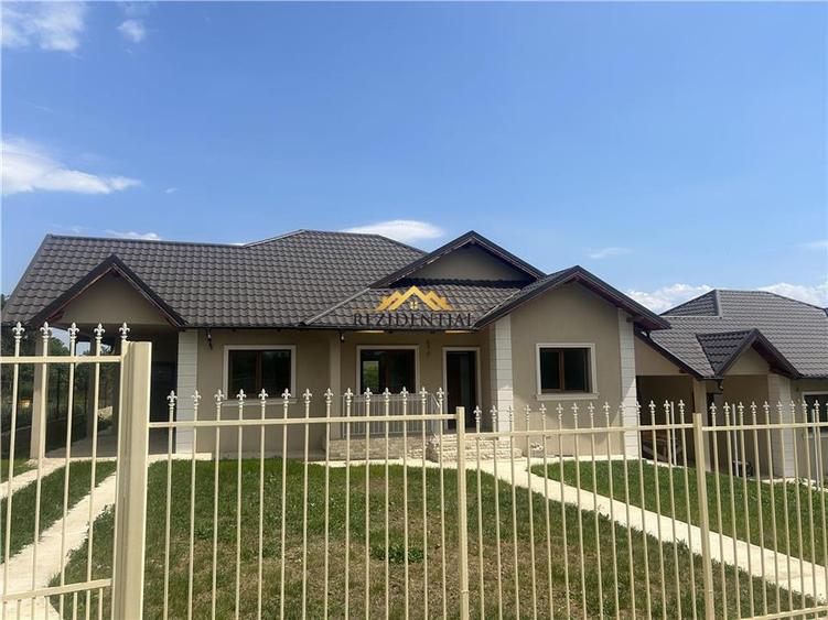 Casă individuală cu 5 camere cu Canalizare în Cervicești