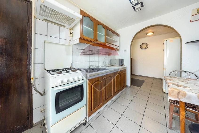 Apartament cu 3 camere decomandat în Tractorul