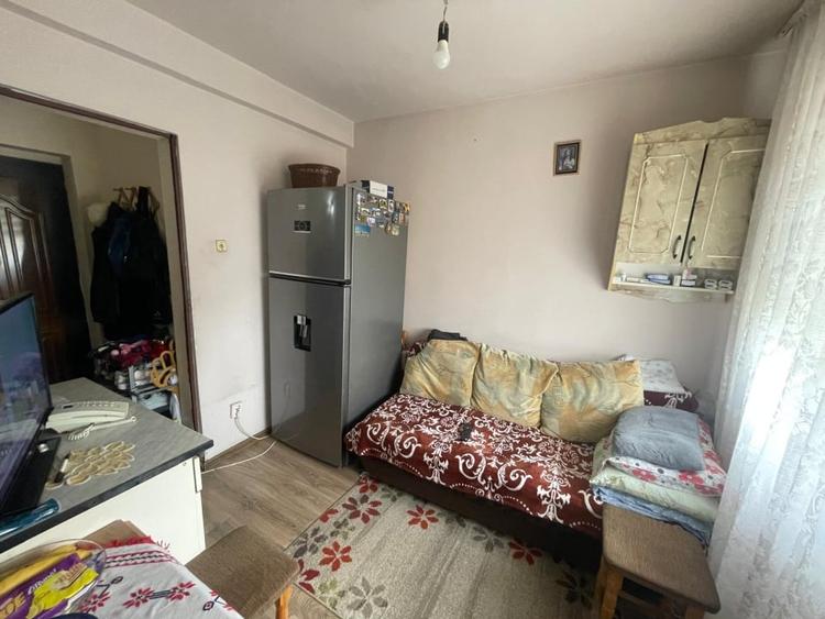 Apartament cu 3 camere semidecomandat, mobilat în Valea Rosie