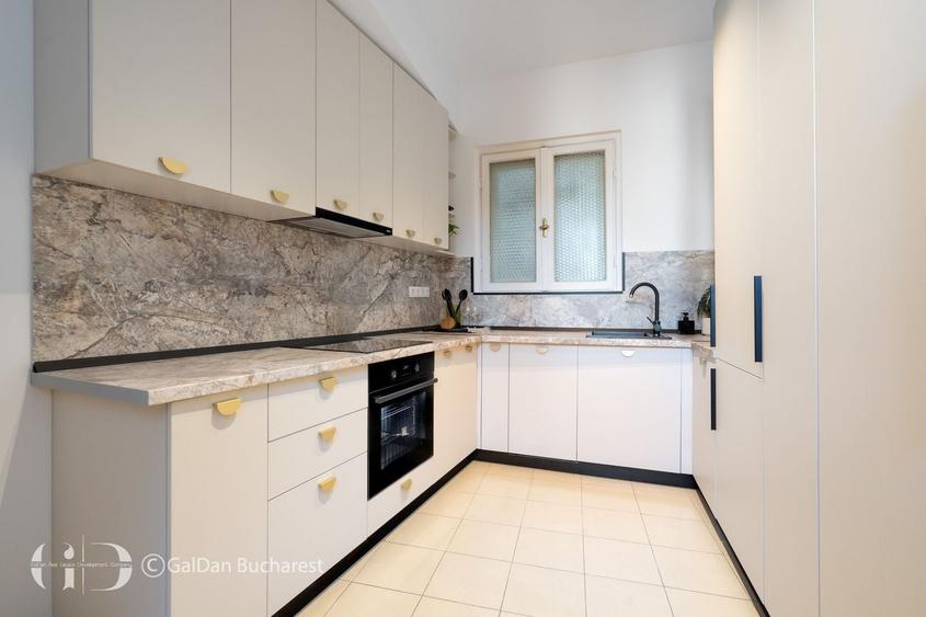 Apartament cu 5 camere în P-ța Universității