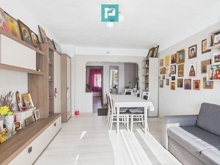 Apartament cu 4 camere decomandat în Valenta