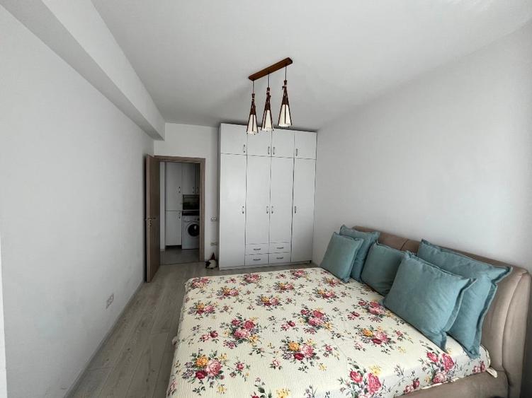 Apartament cu 3 camere semidecomandat, mobilat în Mihai Bravu