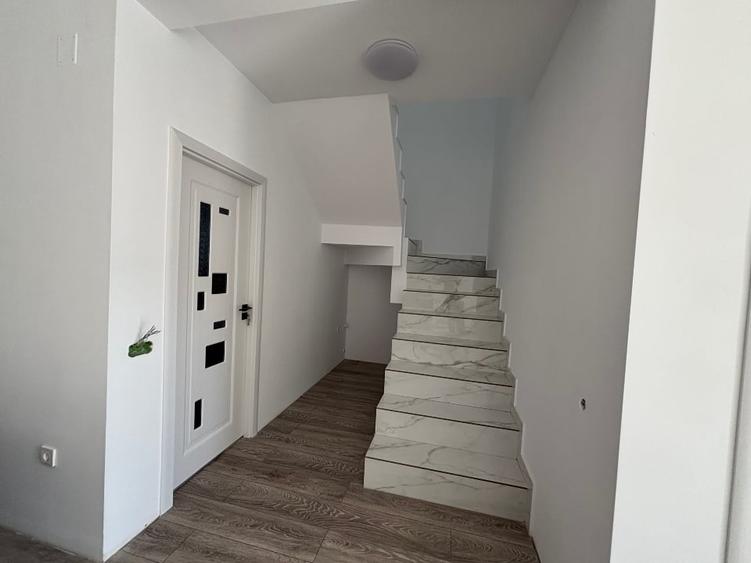 Duplex cu 3 camere cu Canalizare în Est