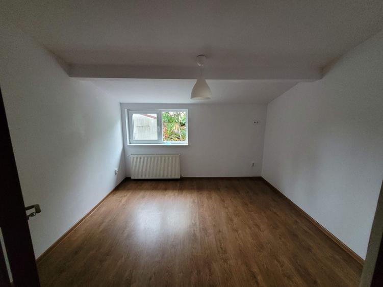 Casă cu 4 camere cu Teren 240 Mp în Republicii