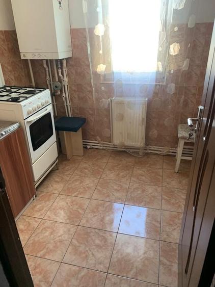 Apartament cu 3 camere semidecomandat, mobilat în Milcov