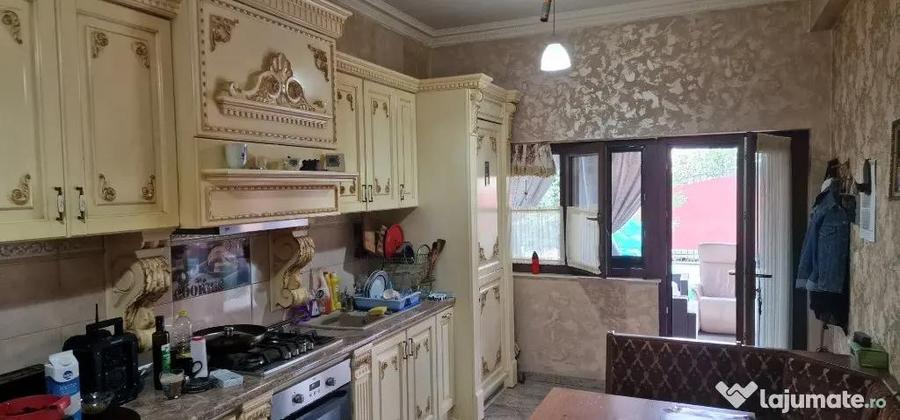 Casă cu 6 camere cu Teren 698 Mp în Sânmartin