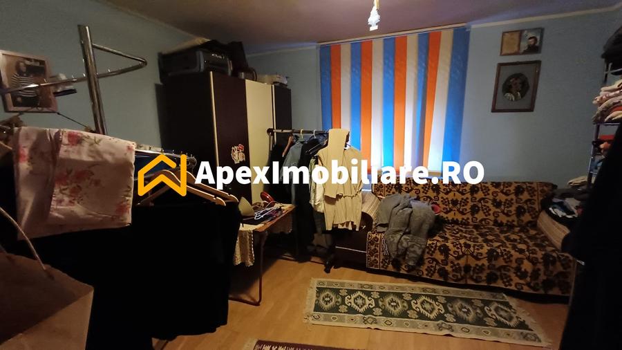 Casă individuală cu 15 camere cu Canalizare în Apărătorii Patriei