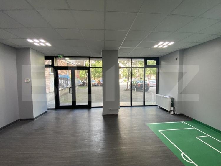 Spațiu comercial, de 72 mp, în Rovine
