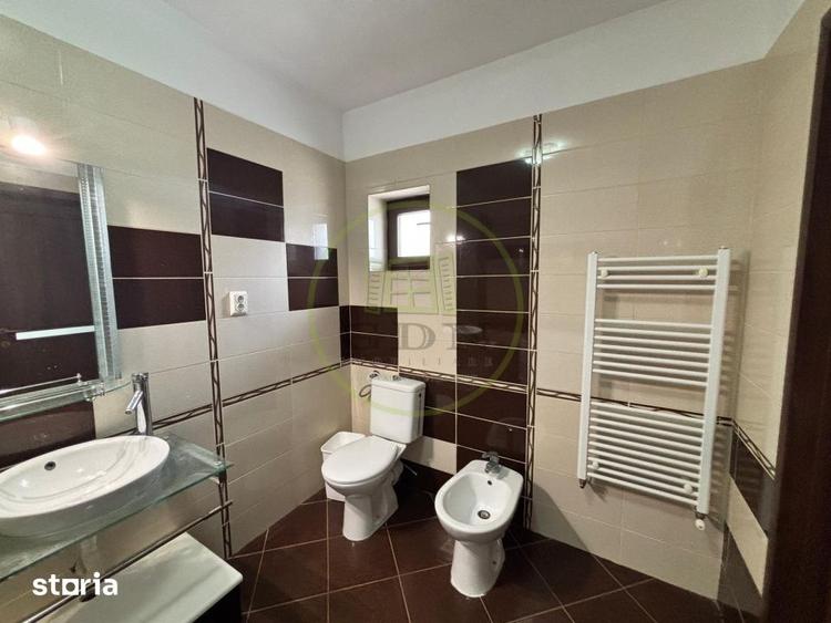 Casă cu 5 camere decomandat cu Teren 500 Mp în Central