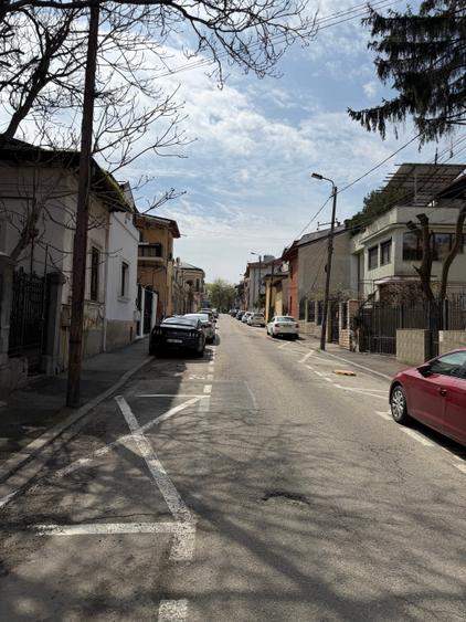 Casă individuală cu 5 camere cu Teren 216 Mp în Parcul Carol